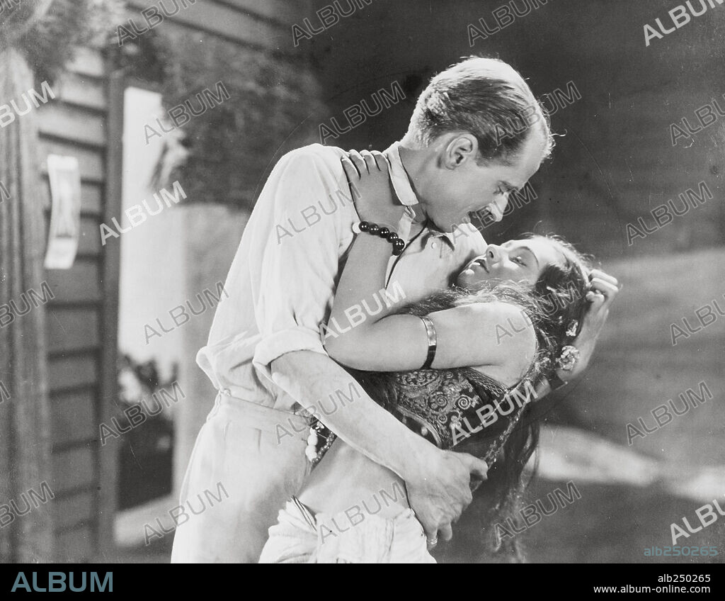 MILES MANDER y VIRGINIA VALLI en EL JARDÍN DE LA ALEGRÍA, 1925 (THE PLEASURE GARDEN), dirigida por ALFRED HITCHCOCK. Copyright GAINSBOROUGH FILMS.