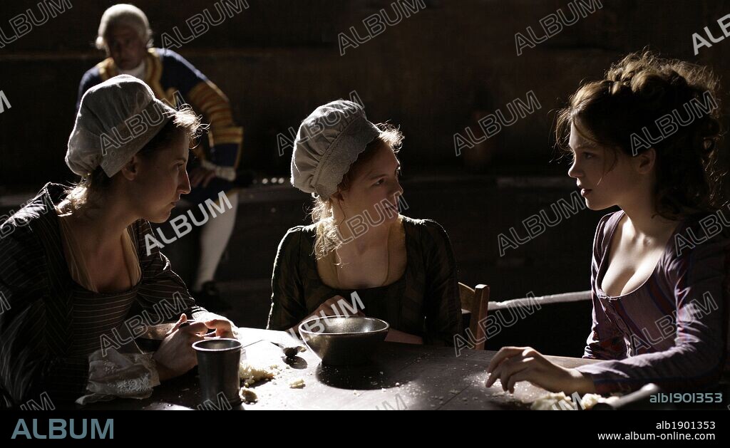 JULIE-MARIE PARMENTIER and LEA SEYDOUX in FAREWELL, MY QUEEN, 2012 (LES ADIEUX A LA REINE), directed by BENOIT JACQUOT. Copyright GTM PRODUCTIONS.