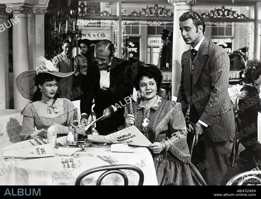 DAVID BRUCE, MARJORIE RAMBEAU und YVONNE DE CARLO in SALOME, WHERE SHE DANCED, 1945, unter der Regie von CHARLES LAMONT. Copyright UNIVERSAL PICTURES.