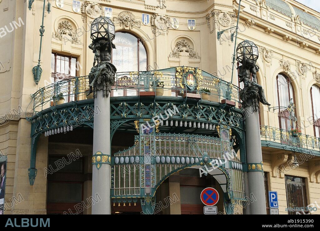 ALPHONSE MUCHA. REPUBLICA CHECA. PRAGA (PRAHA). CASA MUNICIPAL (OBECNI DUM). Edificio construido entre 1905-1911 en ESTILO NOUVEAU, por Antolín Balsanek y Osvald Polívka. La decoración interior y exterior la realizaron Mikolas Ales y Alfons Mucha. Detalle decorativo exterior. Plaza de la República (Mamestí Republiky). Centro Europa.