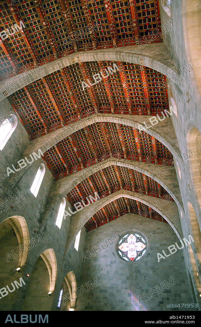 ARTE GOTICO. ESPAÑA. S. XV. CONVENTO DEL CARMEN (CONVENT DEL CARME). Interior de la iglesia, primer edificio construído de todo el conjunto. Fue consagrada en el año 1400. Detalle del artesonado de la nave, sustentado en arcos apuntados. Peralada. Comarca de l'Alt Empordà. Provincia de Girona. Cataluña.