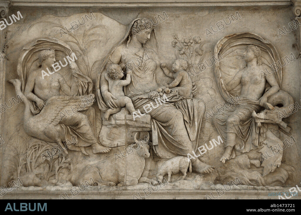 ARTE ROMANO. ITALIA. ARA PACIS AUGUSTAE. Altar levantado por Augusto para conmemorar el final de las luchas, dedicado a la diosa de la paz. Detalle escultórico con la representación de TELLUS, alegoría de la Tierra, dando de amamantar a Rómulo y Remo. Realizado en el año 13 a. C. Campo de Marte. ROMA. Europa.