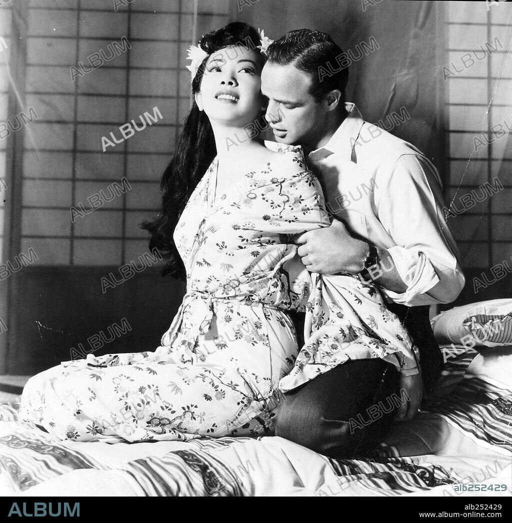 MARLON BRANDO and MIIKO TAKA in SAYONARA, 1957, directed by JOSHUA LOGAN. Copyright WARNER BROTHERS.