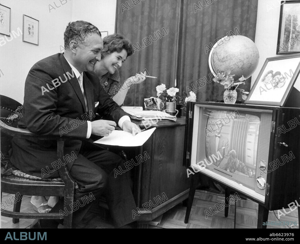 Erich Mende et Margot Mende. Chairman of the FDP Erich Mende and his wife Margot note down the election results of the Bundestag elections on the 17th of September in 1961. 17/09/1961