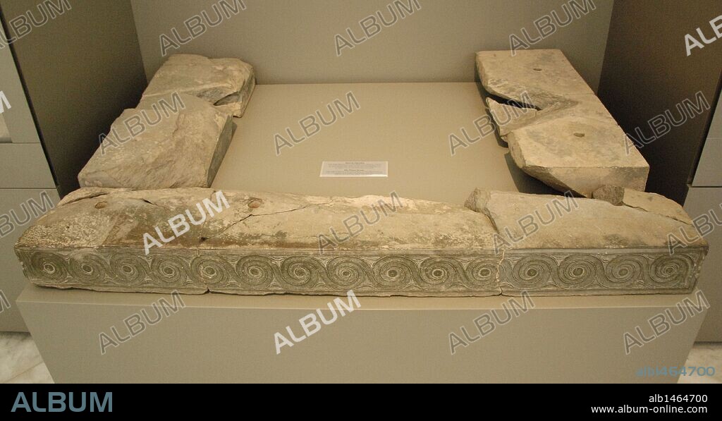 ARTE MICENICO. S. XIV a. C. GRECIA. Fragmentos del PODIO DE PIEDRA donde estuvo colocado el TRONO REAL en el megarón del Palacio Real de Tirinto. La losa frontal está decorada con motivos geométricos a base de serpentinas. Museo Arqueológico Nacional. Atenas. Grecia.