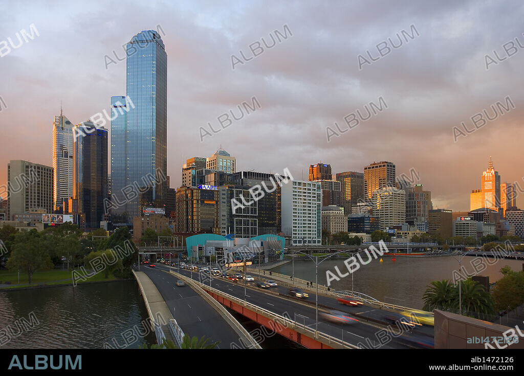 AUSTRALIA. MELBOURNE. Vista al atardecer del "KINGS BRIDGE" sobre el RIO YARRA, con las TORRES RIALTO, al fondo. Estado de Victoria.