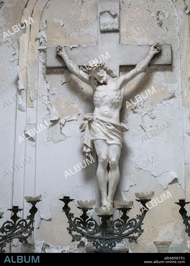 Escultura de Jesucristo en la cruz realizada en mármol blanco.