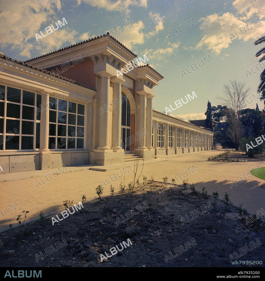 JUAN DE VILLANUEVA. FACHADA DEL PABELLON- 1774 - RESTAURADO POR ANTONIO FERNANDEZ DE ALBA EN 1980.