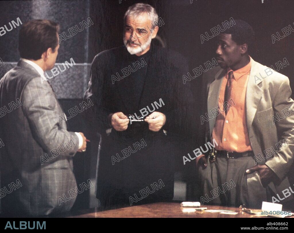 SEAN CONNERY and WESLEY SNIPES in RISING SUN, 1993, directed by PHILIP KAUFMAN. Copyright 20TH CENTURY FOX.