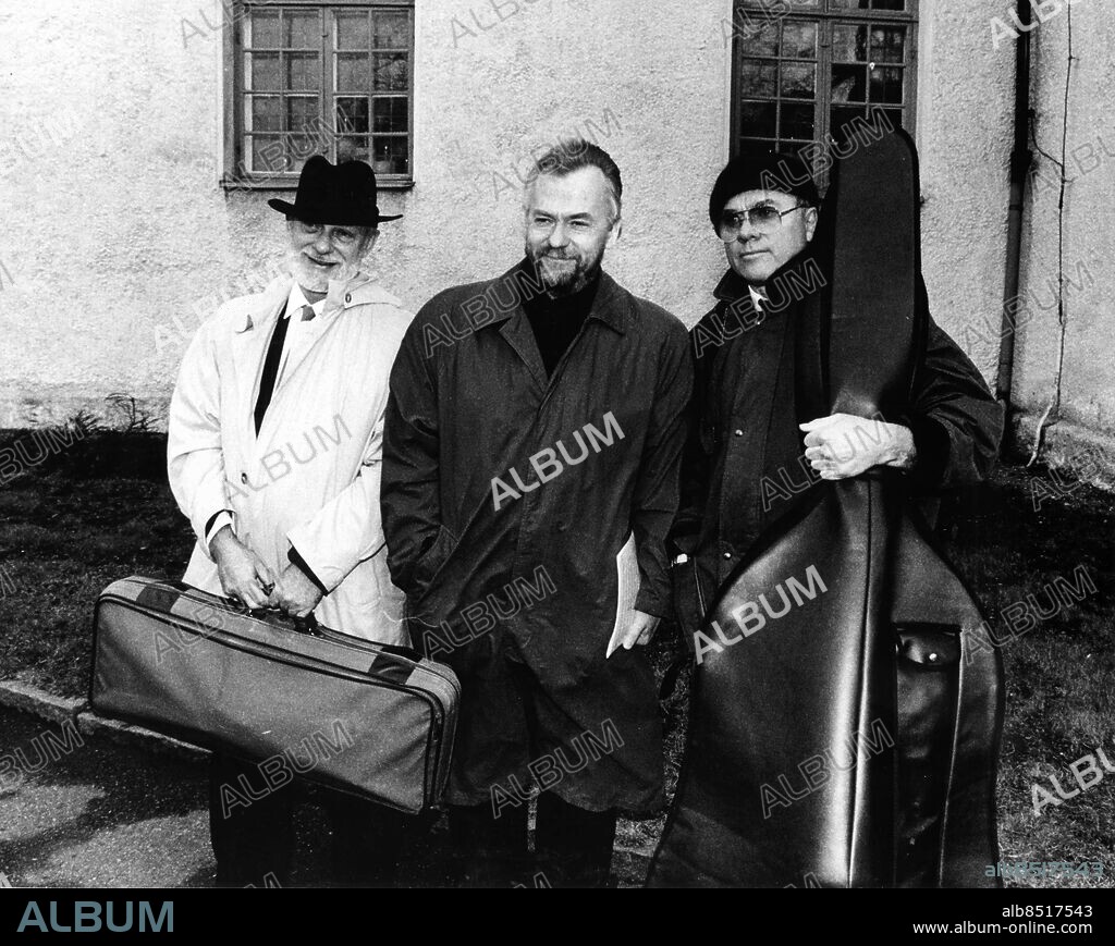 Göteborg 1990-01-30. Sten-Åke Cederhök - begravningen i Karl Johans kyrka - musikerna Knud Knudsen, Sven-Eric Dahlberg och Olav Wernersen *** Local Caption *** GP Foto: BENGT KJELLIN. Kamerareportage.