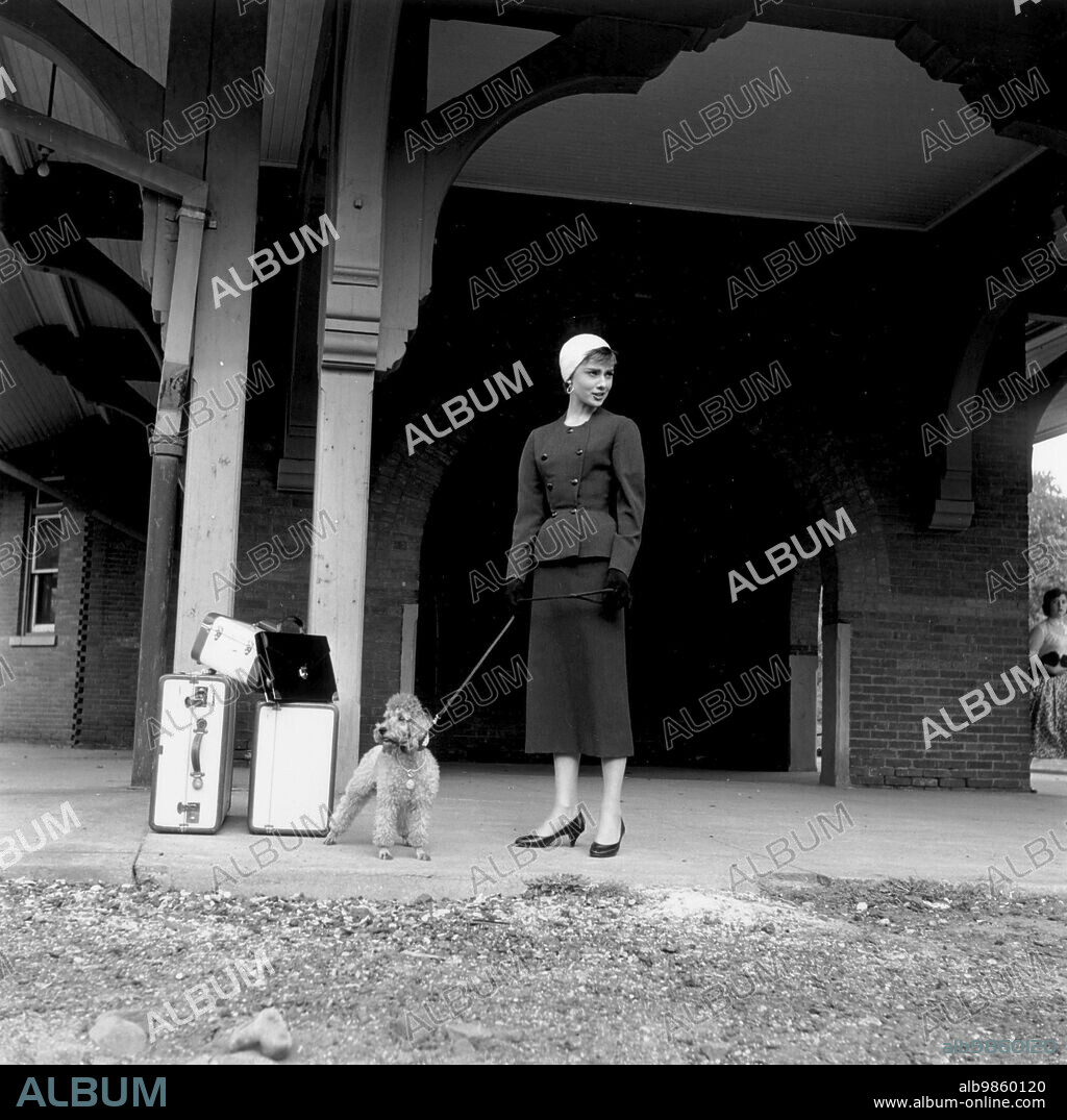 AUDREY HEPBURN in SABRINA, 1954, directed by BILLY WILDER. Copyright PARAMOUNT PICTURES.