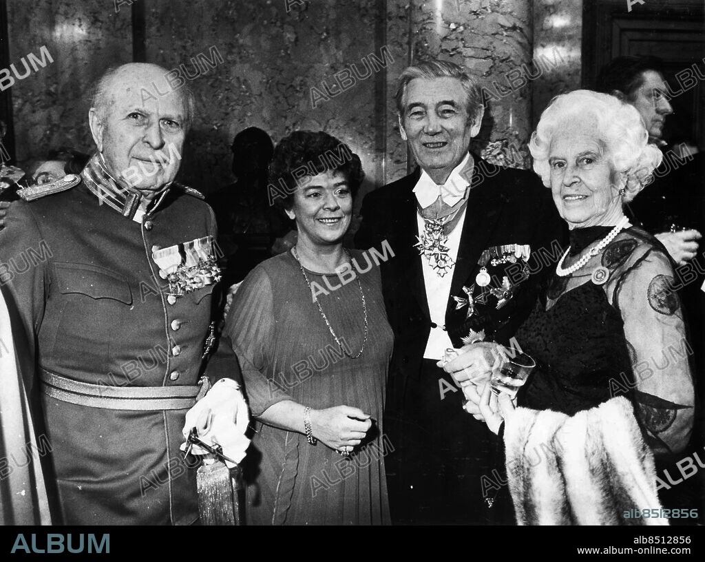 GÖTEBORG 1982-01-06.. Från vänster ses Gustaf-Adolf Bratt, Ulla Rosengren, Hans och Margareta Hansson. *** Local Caption *** GP Foto: Frank Palm / Kamerareportage / TT / Kod: 2524.