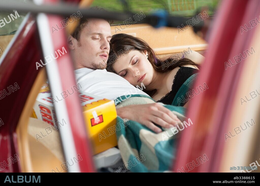 ALEXANDRA DADDARIO and ANTON YELCHIN in BURYING THE EX, 2014, directed by JOE DANTE. Copyright VOLTAGE PICTURES.