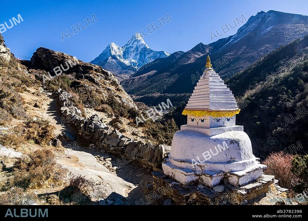 A stupa on the way to Pangboche Gompa, Ama Dablam (6856m) mountain in the distance, Pangboche, Solo Khumbu, Nepal, Asia.