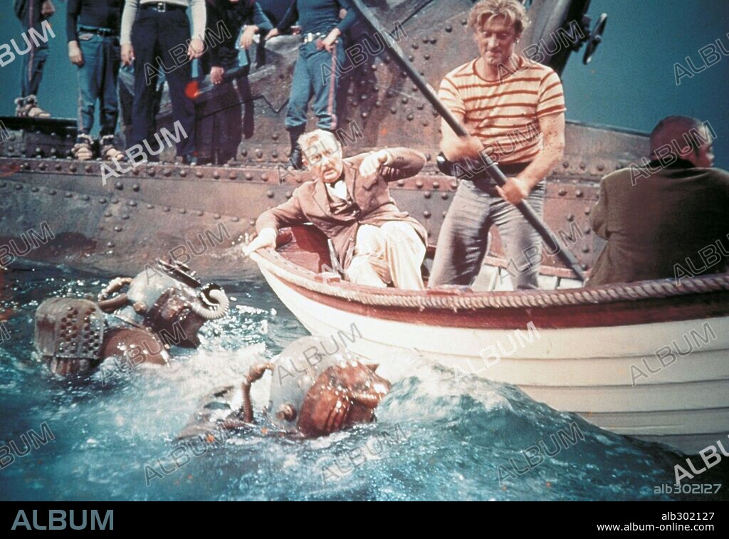 KIRK DOUGLAS y PAUL LUKAS en 20.000 LEGUAS DE VIAJE SUBMARINO, 1954 (20.000 LEAGUES UNDER THE SEA), dirigida por RICHARD FLEISCHER. Copyright WALT DISNEY PRODUCTIONS.