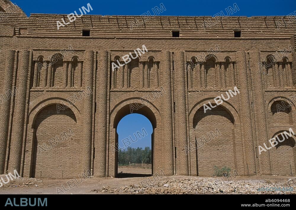 Ktesiphon (Irak), antike Stadt (seit 129 v.Chr. Hauptstadt des Partherreiches, 627 als Hauptstadt des Sassanidenreiches von den Arabern erobert), Sassanidischer Königspalast (6.Jh.).-Teilansicht der Fassade.-Foto, April 2003.