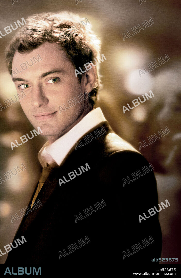 JUDE LAW in ALFIE, 2004, directed by CHARLES SHYER. Copyright PARAMOUNT PICTURES.