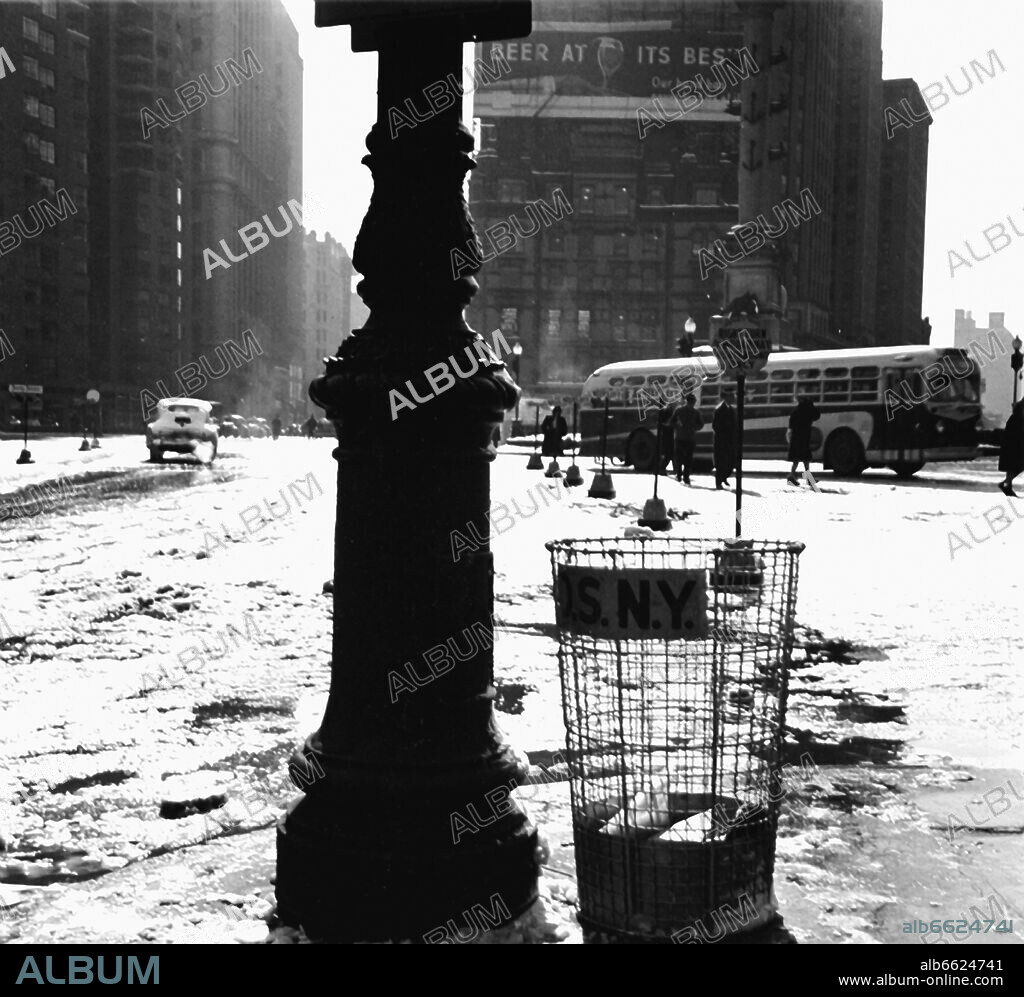 An intersection in New York in 1948. Image by photographer Fred Stein (1909-1967) who emigrated 1933 from Nazi Germany to France and finally to the USA.