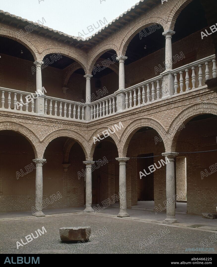 PATIO DEL PALACIO DE LOS FÜGGER - SIGLO XVI - RENACIMIENTO ESPAÑOL -.