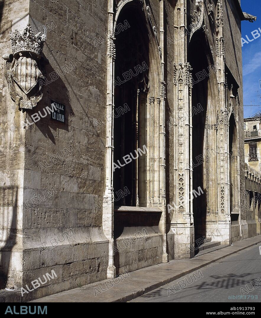 ARTE GOTICO. ESPAÑA. LA LONJA. Fue iniciada en 1483 por Pere COMPTE, en estilo gótico mediterráneo. Vista parcial exterior del edificio. VALENCIA. Comunidad Valenciana.