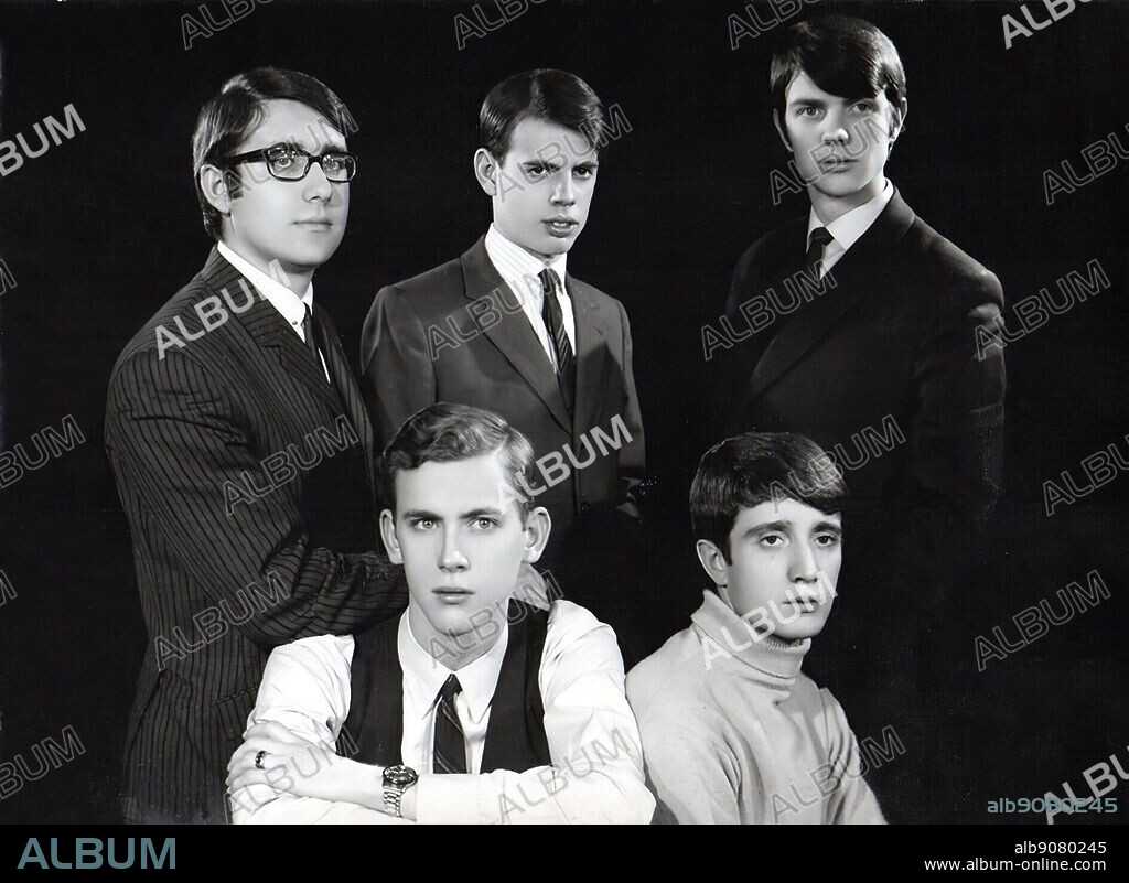 Los Botines 1966-67. Fila superior: Emilio Llacer (guitarra de ritmo), Roche (guitarra solista), Camilo Blanes  (cantante). Sentados: Gonzalo González (bajo y Manolo Varela (batería).