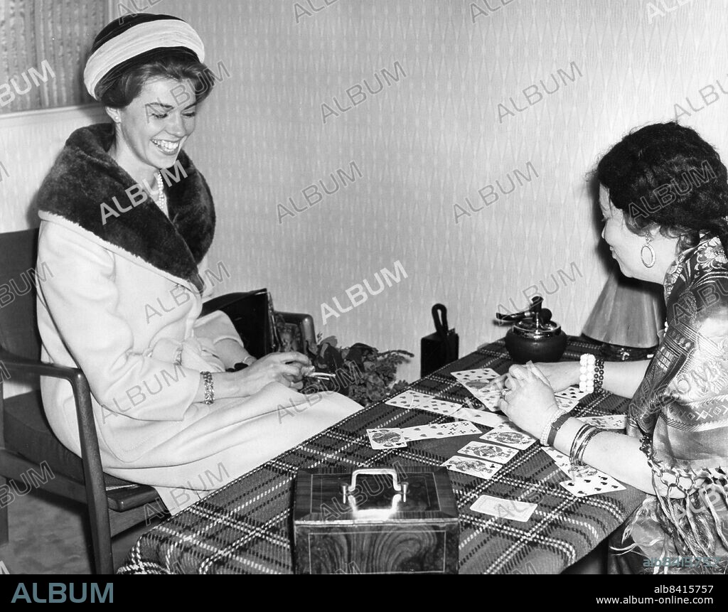 ARKIV STOCKHOLM 19630318.. Prinsessan Margaretha (t.v.) blir spådd av en spågumma när hon besöker en basar som Internationella barnbyar anordnar på Strandvägen i Stockholm.. Foto: Bo Jacobsson / DN / Kod:192. ** SvD OUT **.