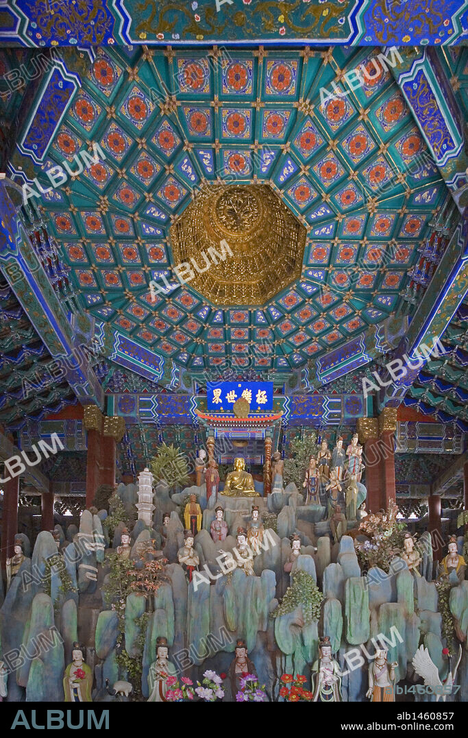 Vista del NORTH SHORE TEMPLE. PARQUE BEIHAI (PARQUE MAR DEL NORTE). PEKIN (BEIJING). China.