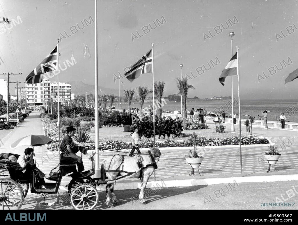1960. Vista del paseo marítimo y de la playa de Estepona (Málaga).