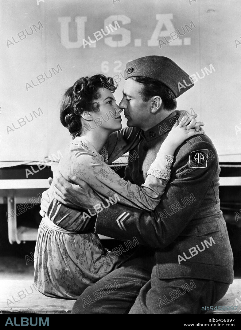 GARY COOPER and JOAN LESLIE in SERGEANT YORK, 1941, directed by HOWARD HAWKS. Copyright WARNER BROTHERS.