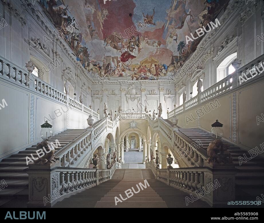 Würzburg (Unterfranken, Bayern), Fürstbischöfliche Residenz. (1720 begonnen), Treppenhaus (Arch.: Balthasar Neumann; Fresken 1752/53 von Giovanni Battista Tiepolo; Stuck nach 1755 von L.Bossi). Innenansicht vom ersten Umkehrpodest. Foto.