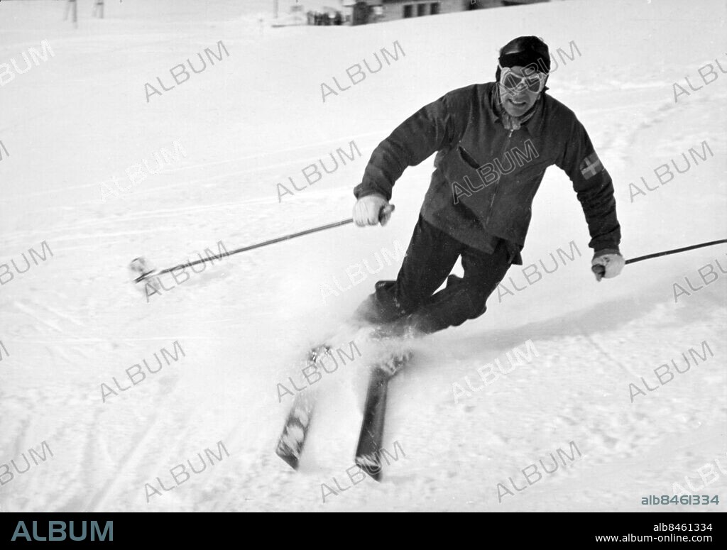 SCHWEIZ SANKT MORITZ 1948-01.. Orig. bildtext... OLLE DALMAN tränar i slalombacken vid La Corviglia. Anm. Utförsåkning Skidor Slalom Stavar CD355 persons: OLLE DALMAN sites: SCHWEIZ;SANKT MORITZ;SVERIGE*.