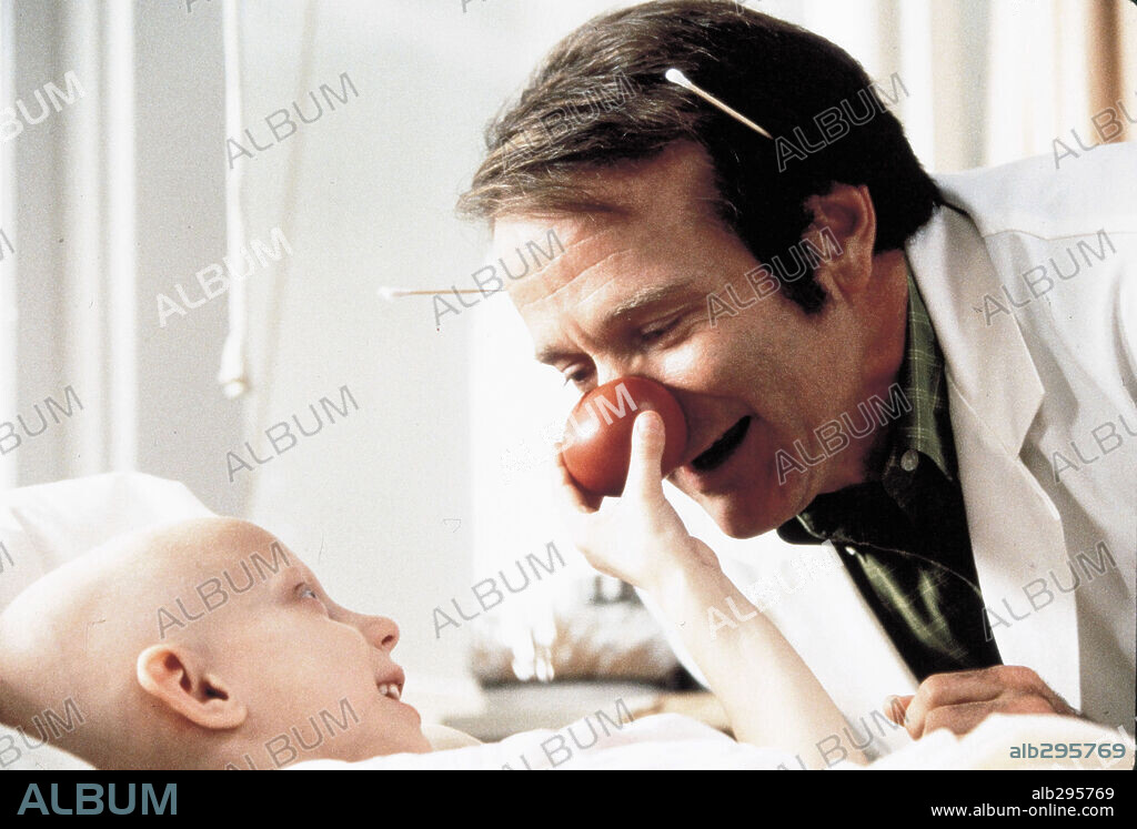 ROBIN WILLIAMS in PATCH ADAMS, 1998, directed by TOM SHADYAC. Copyright GORDON, MELINDA SUE.