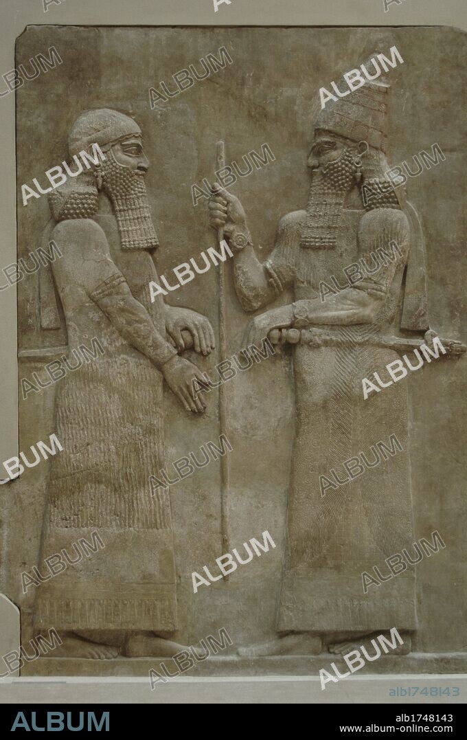 SARGON II. Rey de Asiria del (722 a. c. a 705 a. C.). Relieve de un dignatario ante el monarca asirio Sargón II. Palacio. Dur Sharrukin, antigua Asiria (Actual Khorsabad en Irak). 713-716 a. C. (S. VIII a. C). Antigua Mesopotamia. Museo del Louvre. París. Francia.