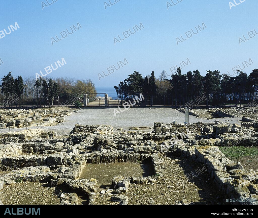 NEAPOLIS GRIEGA. Panorámica de los restos arqueológicos que configuraban el AGORA (siglo II a. C.), plaza pública rectangular, rodeada de galerías porticadas, que constituía el centro de la actividad política, social y económica de la ciudad. EMPURIES. Provincia de Girona. Comarca del Alt Empordà. Cataluña.