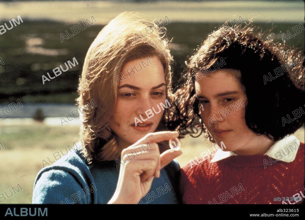 KATE WINSLET y MELANIE LYNSKEY en CRIATURAS CELESTIALES, 1994 (HEAVENLY CREATURES), dirigida por PETER JACKSON. Copyright MIRAMAX.