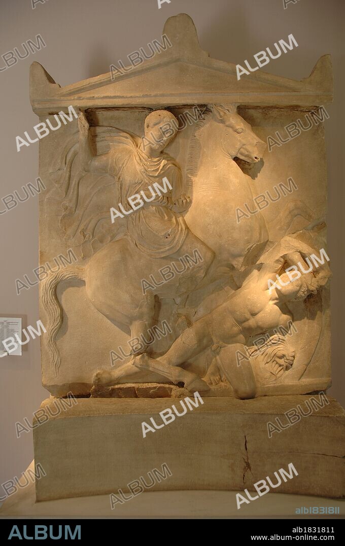 ARTE GRIEGO. S. IV A. C. GRECIA. ESTELA FUNERARIA DE DEXILEOS, jinete de la caballería ateniense muerto a los 20 años cerca de Corinto en el año 394 a. C. cuando los atenienses fueron derrotados por los espartanos. Museo del Cerámico. Atenas.