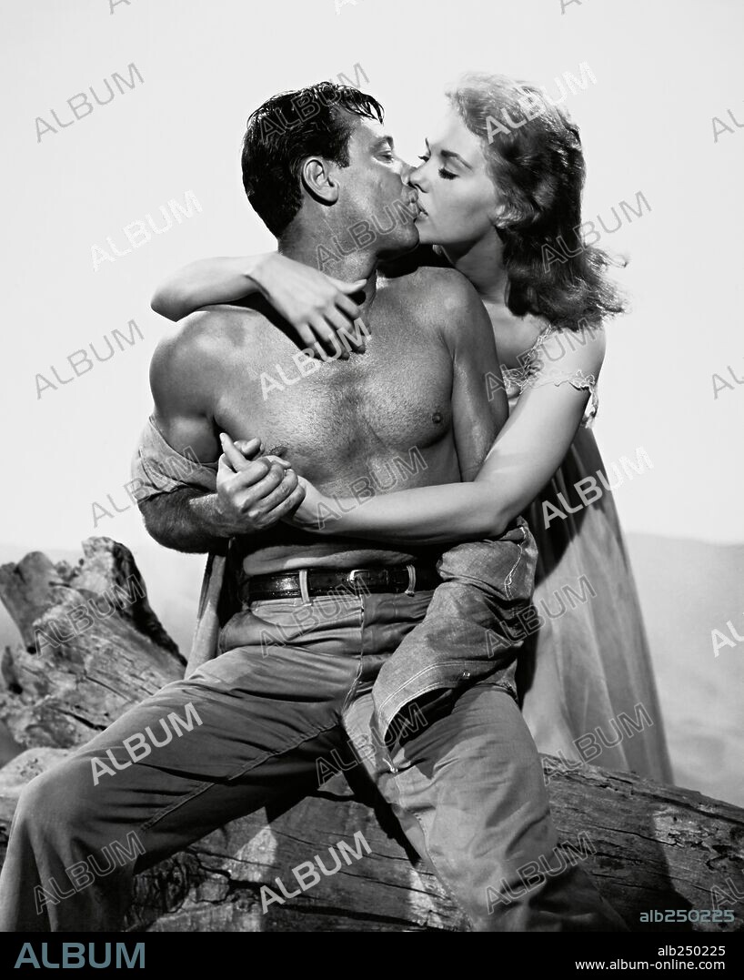 KIM NOVAK and WILLIAM HOLDEN in PICNIC, 1955, directed by JOSHUA LOGAN. Copyright COLUMBIA PICTURES.