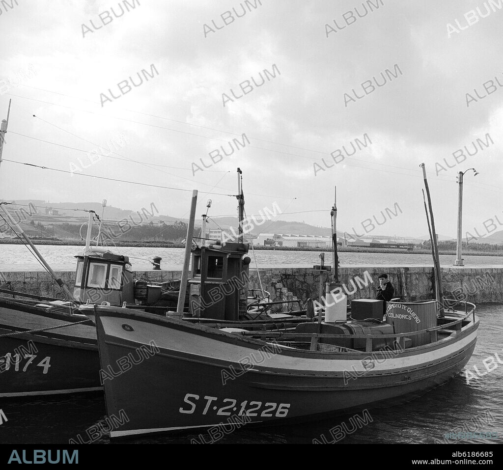 BARCAS PESQUERAS ATRACADAS EN EL PUERTO - FOTOGRAFIA EN BLANCO Y NEGRO - AÑOS 60.