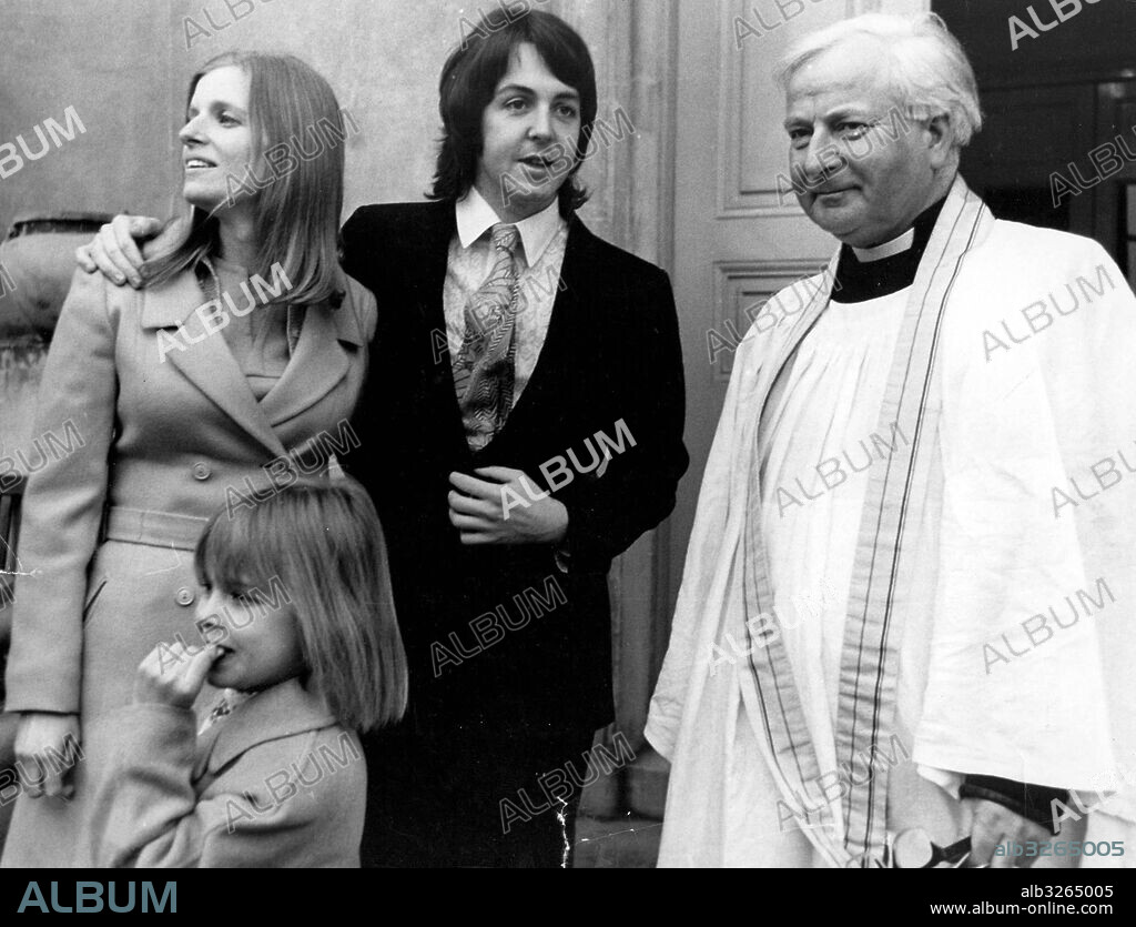 LINDA MCCARTNEY and PAUL MCCARTNEY. Dec. 28, 2004 - PAUL MCCARTNEY MARRIES LINDA EASTMAN AT LONDON'S MARYLEBONE REGISTER OFFICE 12-03-1969 LINDA'S DAUGHTER HEATHER FROM A PREVIOUS MARRIAGE ON THE LEFT..  PHOTOS(Credit Image: © Globe Photos/ZUMAPRESS.com). 28/12/2004