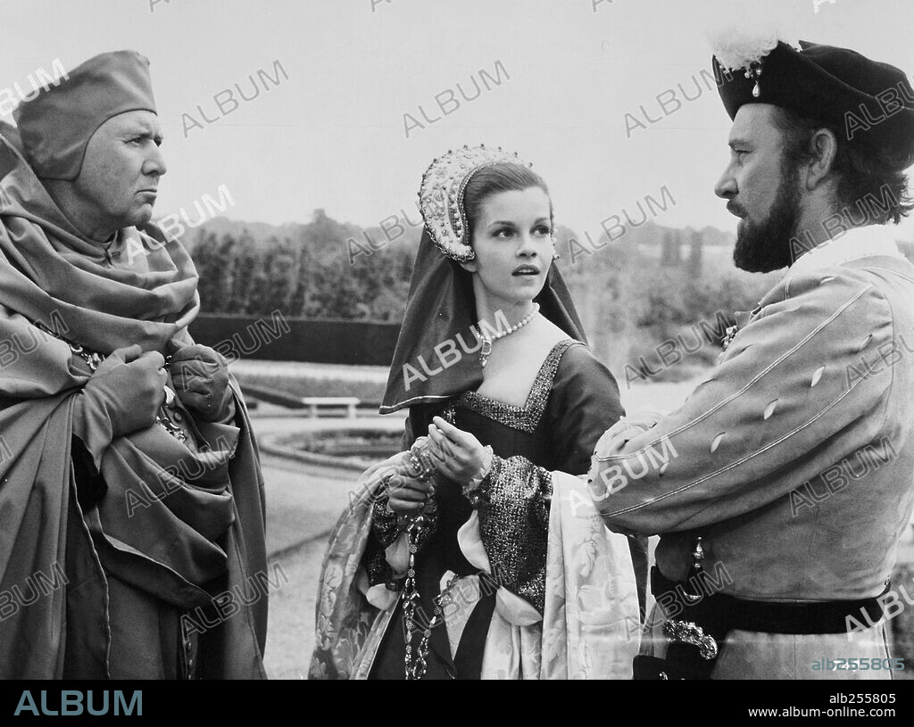 ANTHONY QUAYLE, GENEVIEVE BUJOLD and RICHARD BURTON in ANNE OF THE THOUSAND DAYS, 1969, directed by CHARLES JARROTT. Copyright UNIVERSAL PICTURES.