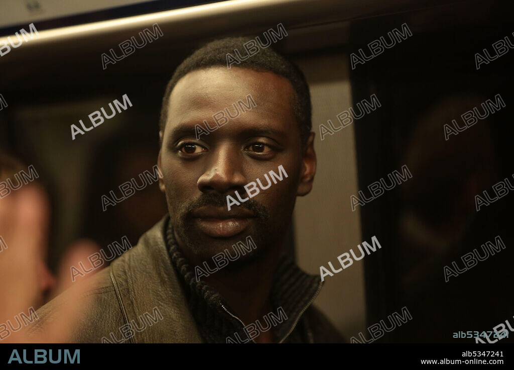OMAR SY en SAMBA, 2014, dirigida por ERIC TOLEDANO y OLIVIER NAKACHE. Copyright QUAD PRODUCTIONS/EN FILMS/GAUMONT/TF1 FILMS PRODUCTION.