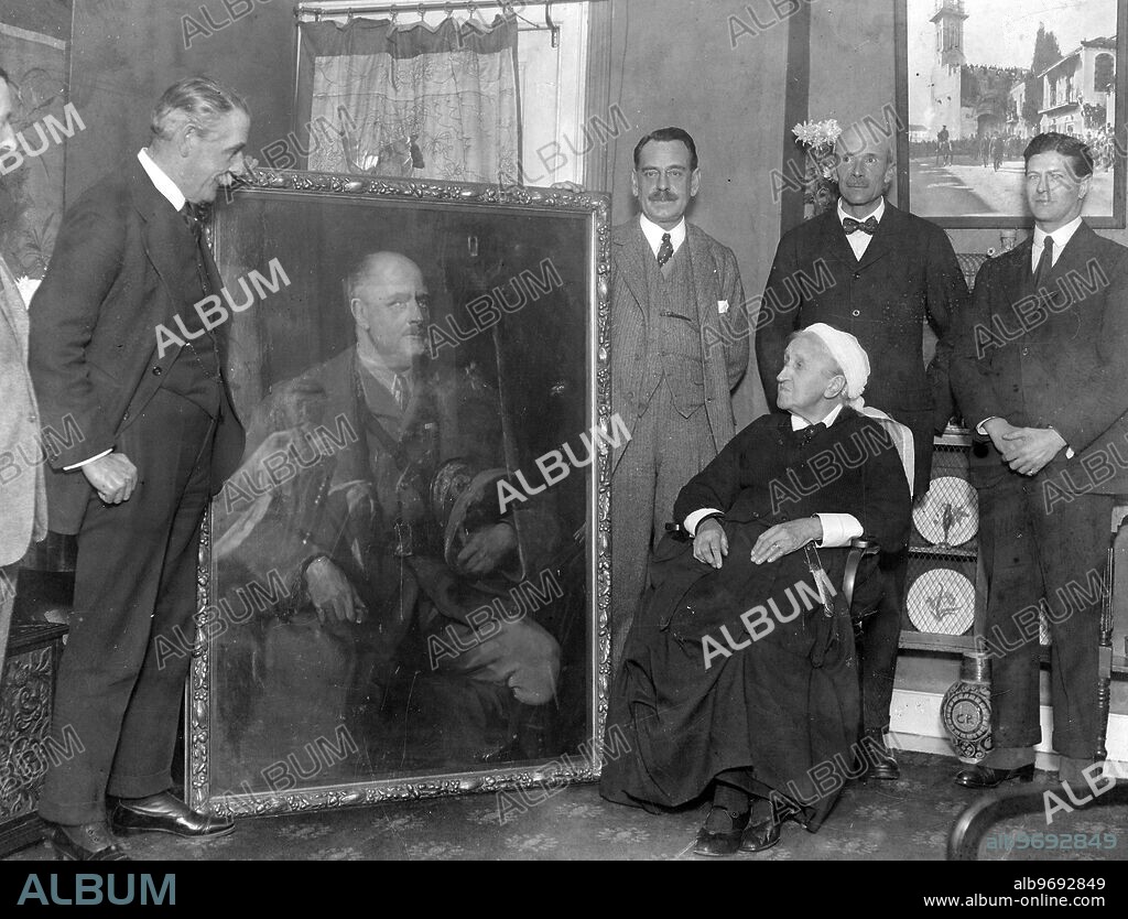 Felixstowe . Mrs Allenby ( mother of Lord Allenby ) presented with a portrait of her son Lord Allenby , by officers who served under his command . left to right Colonel Andrew , Lieutenant General Sir Edward Bulfin , Lieutenant General Sir Phillip Chetwode , Major General Sir S . W . Hare , Captain Savage . 11 December 1921.