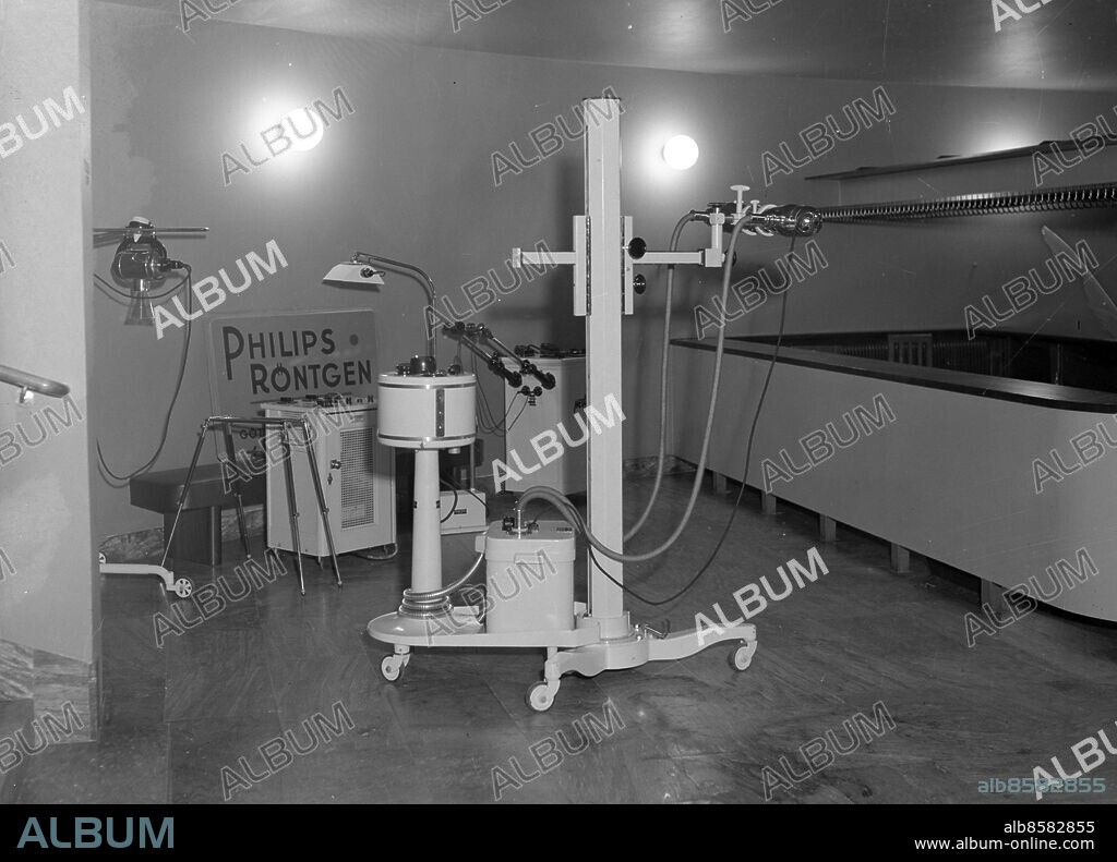 GÖTEBORG 1937-06-26.. Philips ställer ut en röntgenutrustning - medicinsk mässa, kirurgkongress på Konserthuset. *** Local Caption *** GT Låda 1937-juni-01 Foto: Kamerareportage / TT / Kod: 2524.