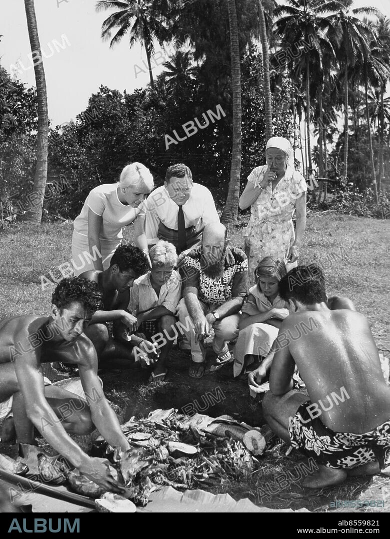 POLYNESIEN RAROIA 1961.. ENDAST FÖR REDAKTIONELL PUBLICERING Orig. bildtext... Samling kring jordugnen. Bengt Danielsson berättar för familjen Botman hur det går till att laga mat på glödande stenar på tahitiskt vis. Anm. Film efter bok av Bengt Danielsson, inspelad i Sverige, på Tahiti och ön Raroia Sänt första gången 1963-02-16 persons: BIRGITTA WERNSTRÖM;ROLAND GRÖNROS;LENA GRANHAGEN;OLOF THUNBERG;BENGT DANIELSSON sites: SVERIGE*;RAROIA;POLYNESIEN.