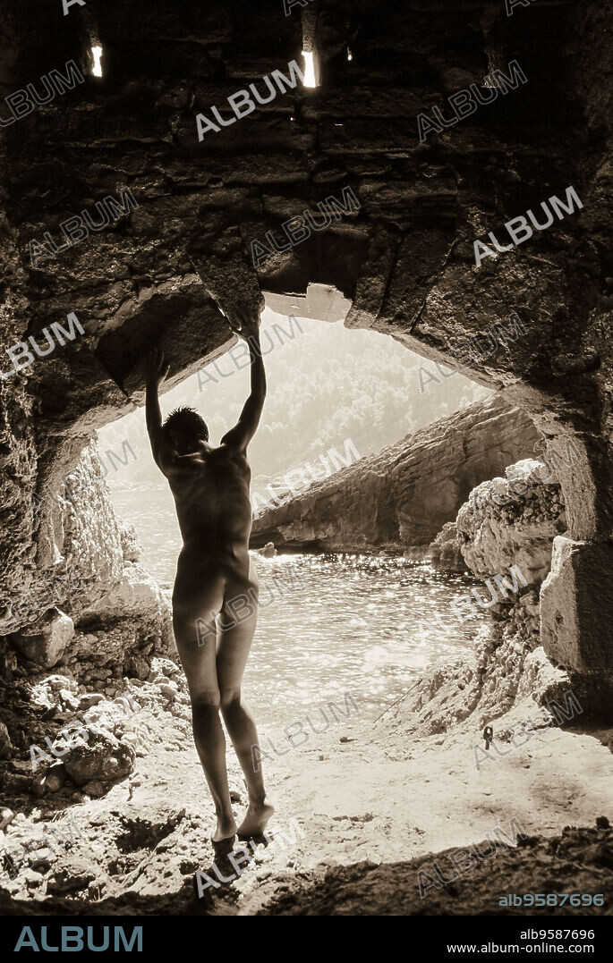 mujer desnuda frente al mar, Raco de Sa Taleca, Soller,Mallorca,Islas Baleares,Spain.