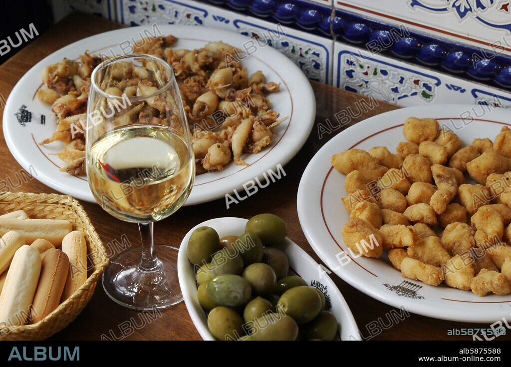 Bar "La Venta de Don Jaime" (barrio Argüelles); tapas de "adobo" y "chopitos" (chipirones) típicas de Andalucía; jerez y olivas.