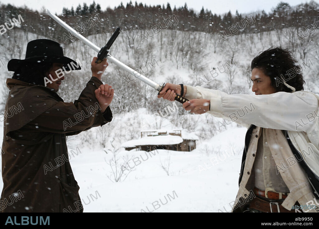 HIDEAKI ITO y YUSUKE ISEYA en SUKIYAKI WESTERN DJANGO, 2007, dirigida por TAKASHI MIIKE. Copyright DENTSU PRODUCTIONS LTD.