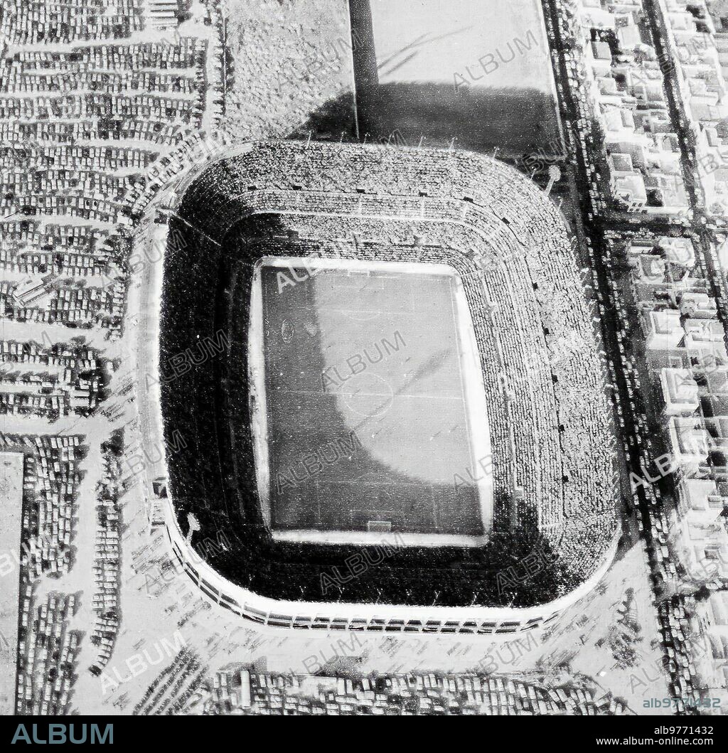 Vista Aérea del estadio Ramón Sánchez-Pizjuán. La foto data del 9 de noviembre de 1975, día en que se Jugó en el recinto el partido Sevilla-real Madrid (1-1, con goles de Breitner y Biri Biri). Fue el primer Llenazo en el estadio después de finalizar las Obras de conclusión de sus Gradas.