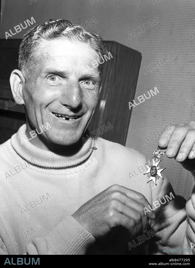 FILE 1958. Englishman George Raynor proudly shows the Vasa Order he received July 15, 1958 after Sweden's national football team won the silver in the World Cup in the same year. Ten years earlier, Raynor led the national team to a gold in the Olympics in London 1948.. George Raynor (1907-1985), English footballer and manager. He was the coach of Sweden's national football team during the 1940 - and 1950's. He led them to Olympic gold in 1948 and Olympic bronze 1952. In the World Cup, he managed to take Sweden to a bronze in 1950 and silver 1958.. Photo SCANPIX code 194.