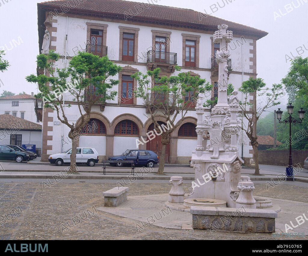 LLUÍS DOMÈNECH I MONTANER. FUENTE DE LOS TRES CAÑOS Y CASONA EN LA PLAZA DEL PUEBLO.